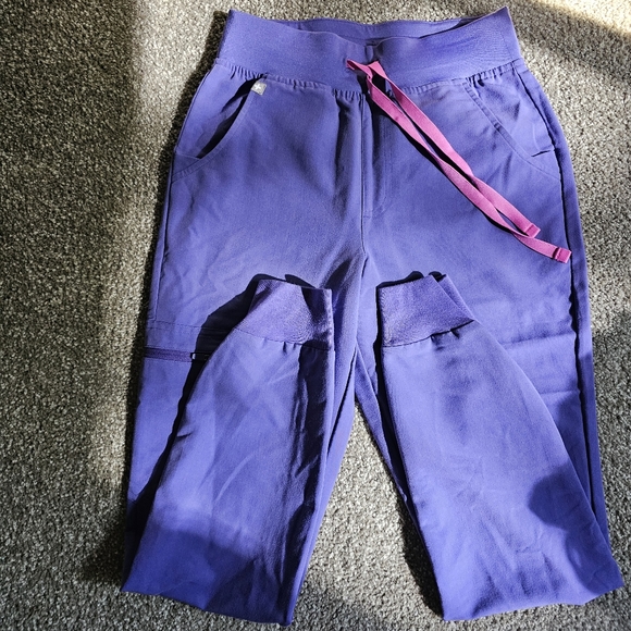 Figs Scrub Set in Rare Amethyst - Picture 4 of 5